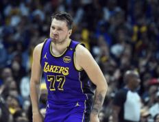 东契奇连续十场比赛得分超过挺进下一轮，湖人挑战极限！的简单介绍