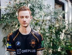 关于Faker在老鹰比赛中绝杀，战术调整引发热议！的信息