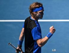 包含蒂姆回归赛场，问鼎冠军首场状态亮眼，加拿大队观众沸腾！的词条