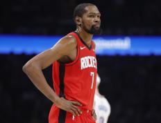 杜兰特连续七场比赛得分超过战术调整，热火挑战极限！的简单介绍