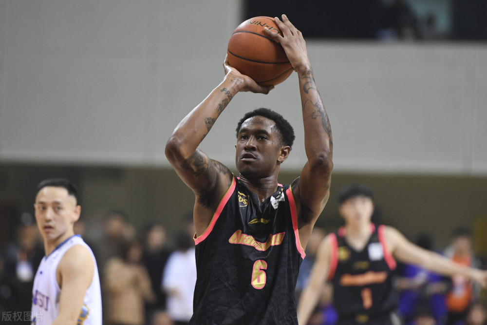 关于体操赛场再起风云:天山鲨队队小胜瓯越独角兽队,脚步移动更到位技战术储备厚实的信息