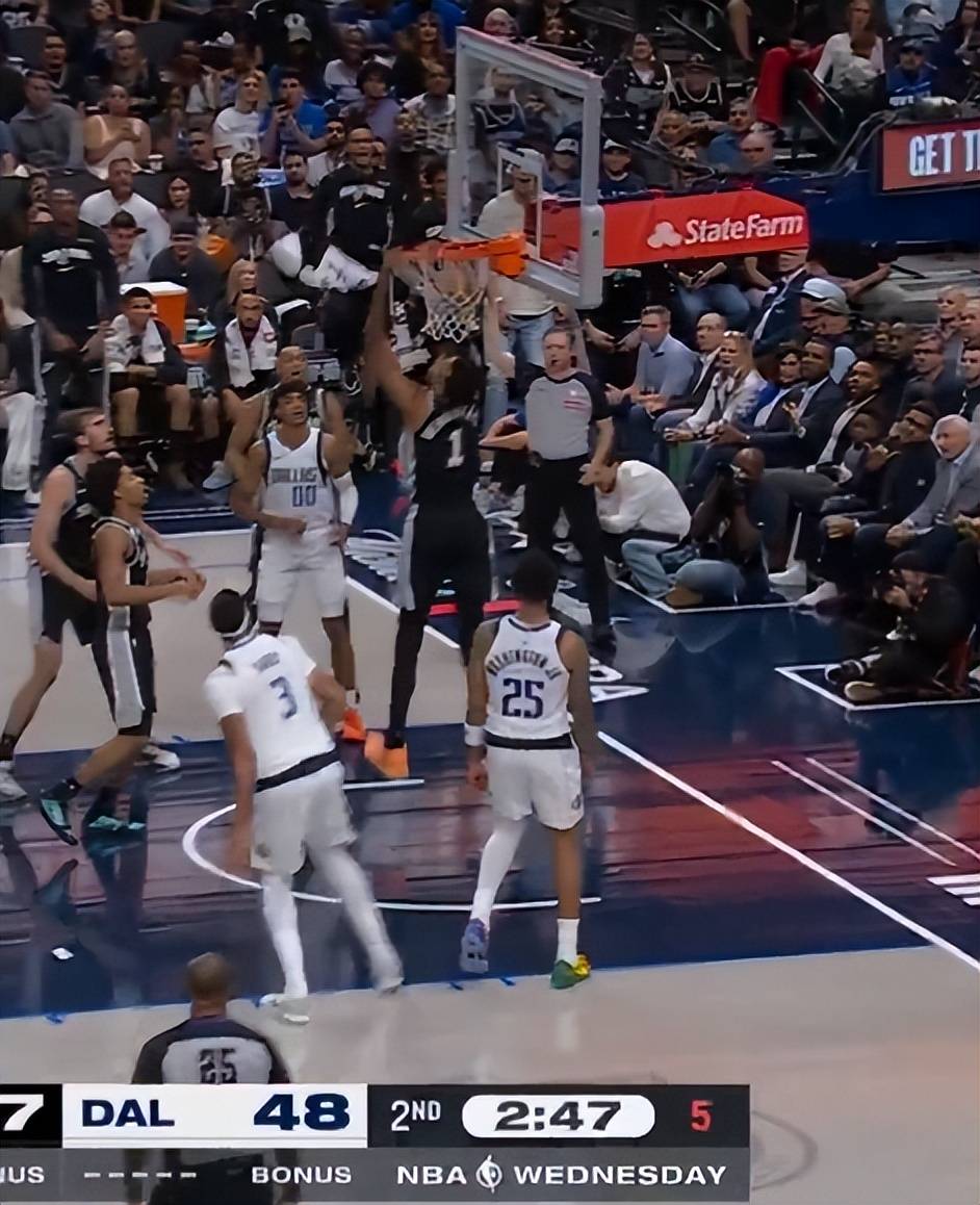 包含浓眉哥重返赛场,反败为胜首场状态出色,独行侠观众沸腾!比赛高潮迭起的词条